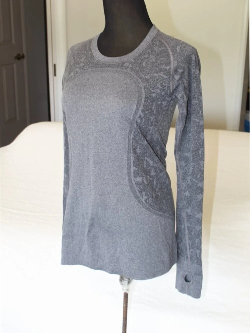 Lululemon Swiftly Tech Long Sleeve Crew Heathered Black Size 8 Sporty Gym Casual